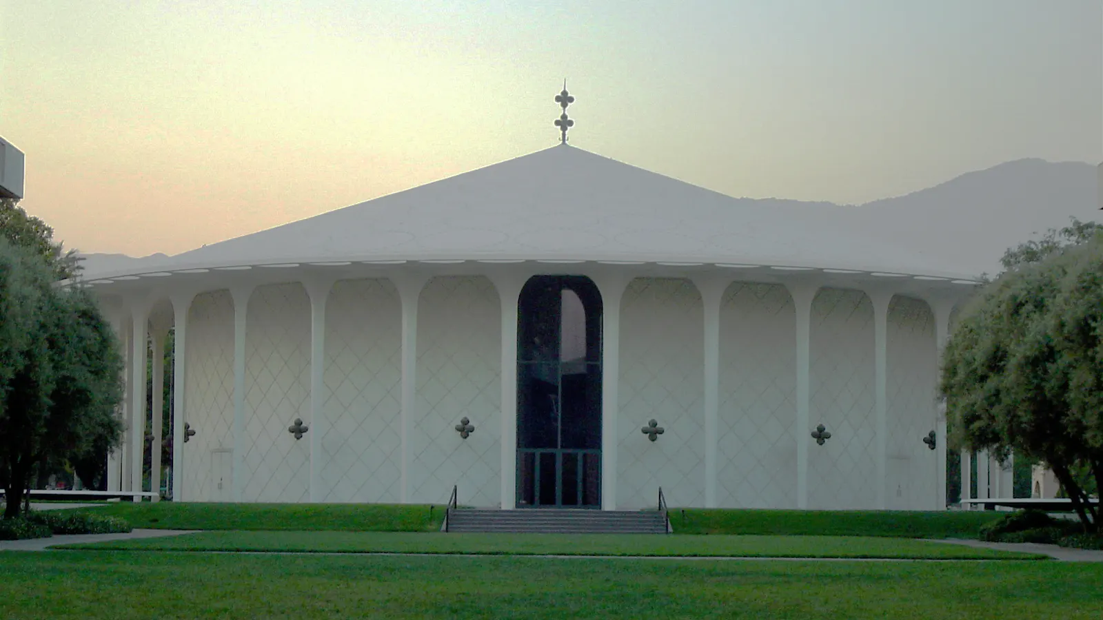 Beckman Auditorium and its lawn, with the San Gabriel Mountains behind, at Caltech in Pasadena, California